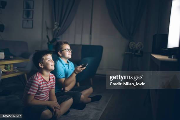 kids watching tv in living room - smart tv stock pictures, royalty-free photos & images