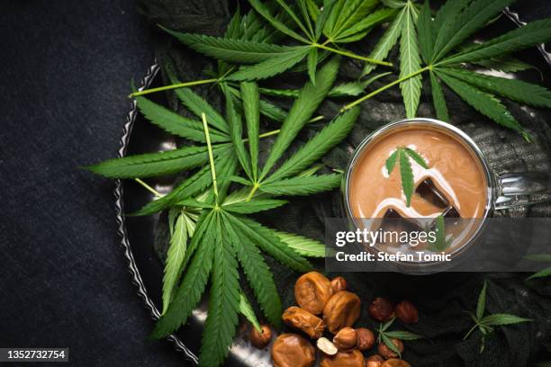 大麻アイスコーヒー - cannabis cuisine ストックフォトと画像