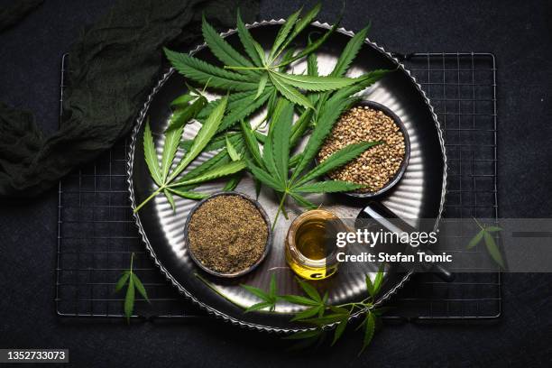 大麻油、大麻タンパク質と大麻の種子とマリファナ植物 - cannabis cuisine ストックフォトと画像