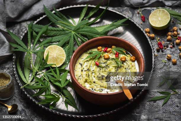 hummus mit cannabisproteinen - gerichtsmedizin stock-fotos und bilder