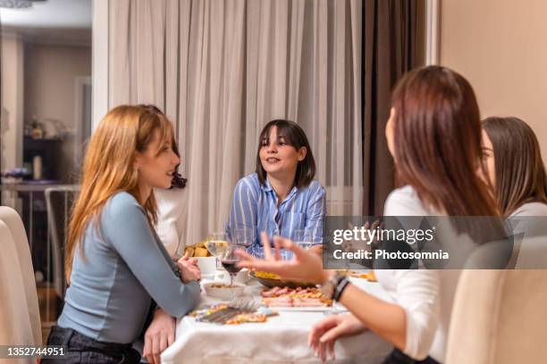 amigas disfrutando de la cena en casa - night in fotografías e imágenes de stock