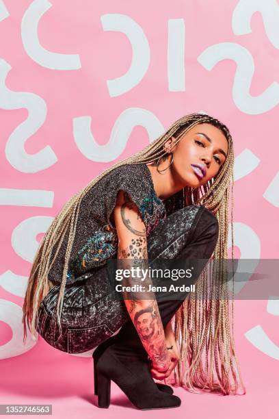 trendy woman with long hair, long braids hair extensions, and tattoos - woman hair style stockfoto's en -beelden