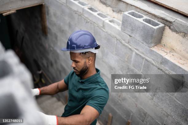 construction worker building a brick wall - mason bricklayer stock pictures, royalty-free photos & images