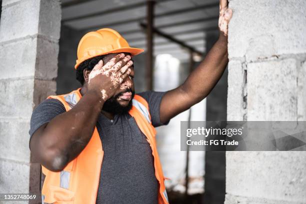 exhausted construction worker at construction site - mistake stockfoto's en -beelden