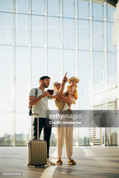 loving family going on holiday together - airport couple stockfoto's en -beelden