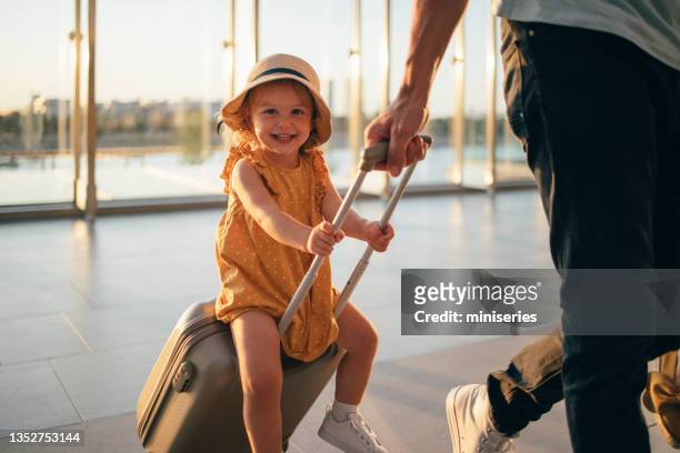 familia que se va de vacaciones juntos - family at airport fotografías e imágenes de stock