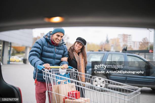 couple shopping christmas gifts during boxing day. - boxing day shopping in winter stockfoto's en -beelden