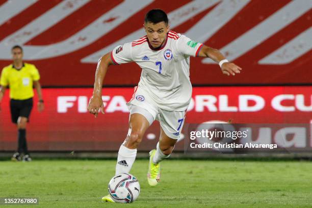 Alexis Sánchez of Chile controls the ball during a match between Paraguay and Chile as part of FIFA World Cup Qatar 2022 Qualifiers at Estadio...