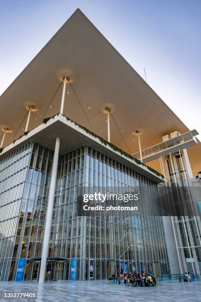 vista de baixo na fachada do novo edifício de ópera feito de vidro e aço - stavros niarchos - fotografias e filmes do acervo