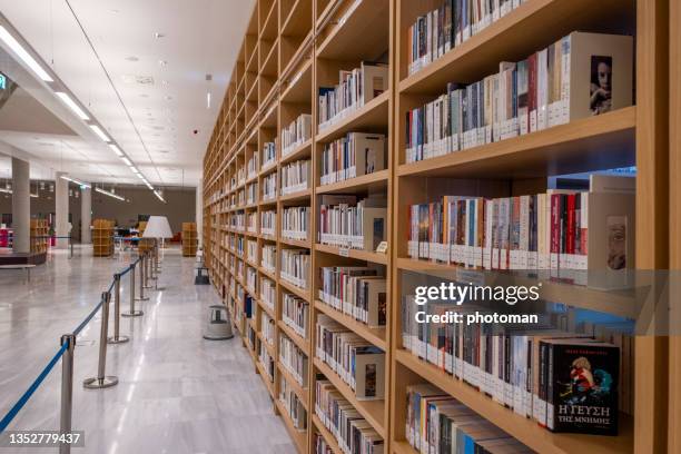 vista lateral de uma estante com muitos livros na biblioteca - stavros niarchos - fotografias e filmes do acervo