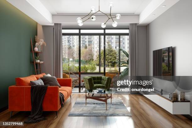 vue latérale du salon moderne avec téléviseur, canapé, fauteuil et balcon - parquet flottant photos et images de collection