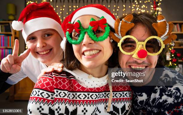 weihnachtsfamilie - christmas funny stock-fotos und bilder