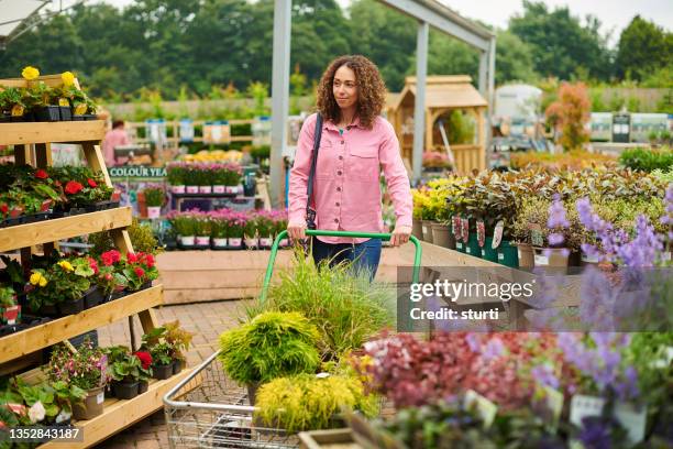 garden center shopper - tuincentrum stockfoto's en -beelden