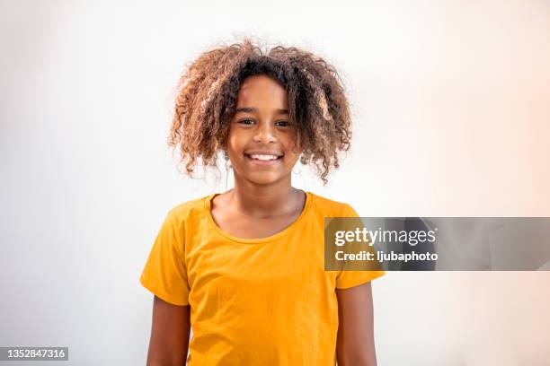 ritratto di adolescente nera sorridente in posa a casa - teen webcam foto e immagini stock