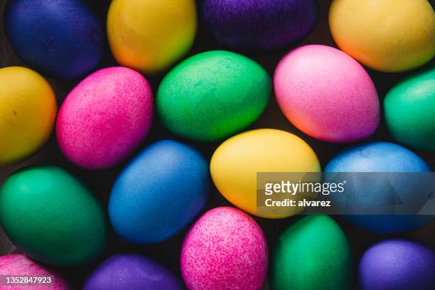 multicolored easter eggs background - pasen stockfoto's en -beelden