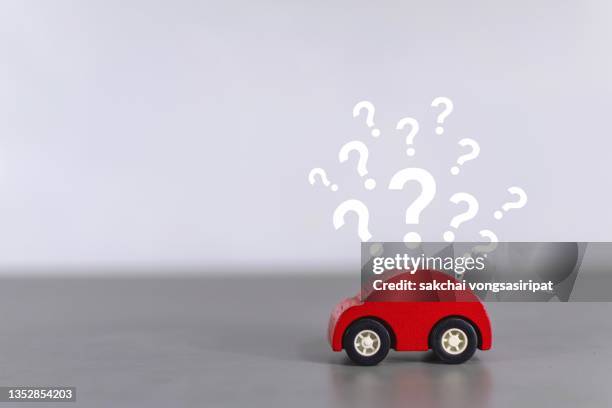 small a car with question marks, car loan, car insurance concept, problems car - autokredit stock-fotos und bilder