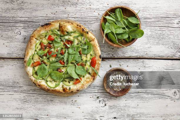 vegatarian pizza - essen von oben holz stock-fotos und bilder