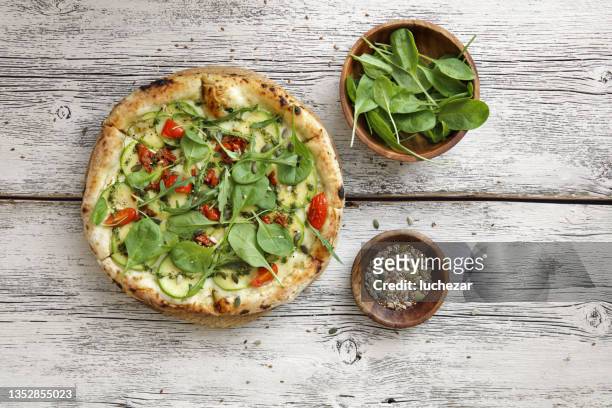 vegatarian pizza - pesto imagens e fotografias de stock