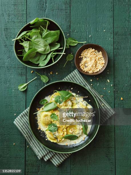 vegane spinat- und pilzravioli - essen von oben holz stock-fotos und bilder