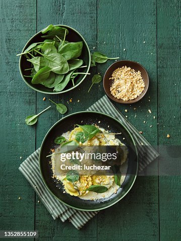 Ravioli vegani di spinaci e funghi Ravioli vegani di spinaci e funghi