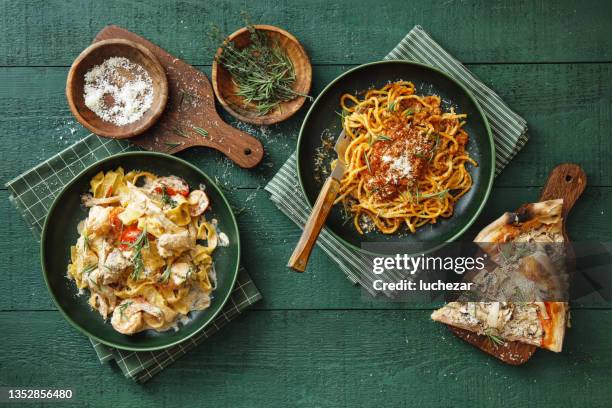 platos italianos para la cena familiar - pasta fotografías e imágenes de stock