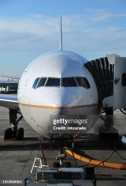 boeing 777 della united airlines in un ponte di imbarco passeggeri, denver international airport, denver, colorado, usa - boeing 777 foto e immagini stock