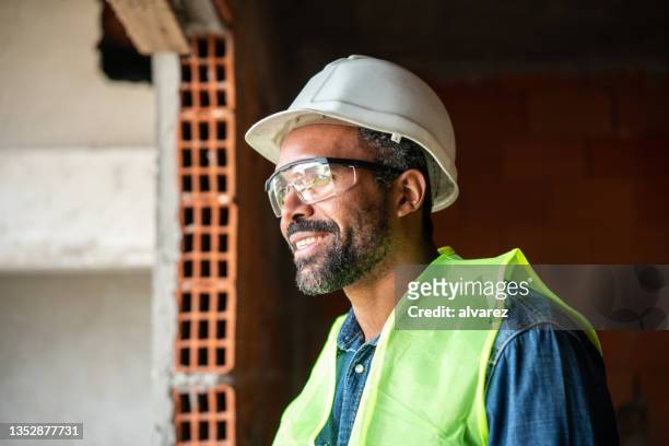 african man working at construction site - protective eyewear 個照片及圖片檔