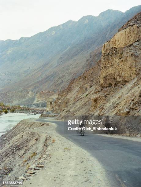 man driving on motorcycle on road in himalaya mountains - vintage motorcycle 個照片及圖片檔