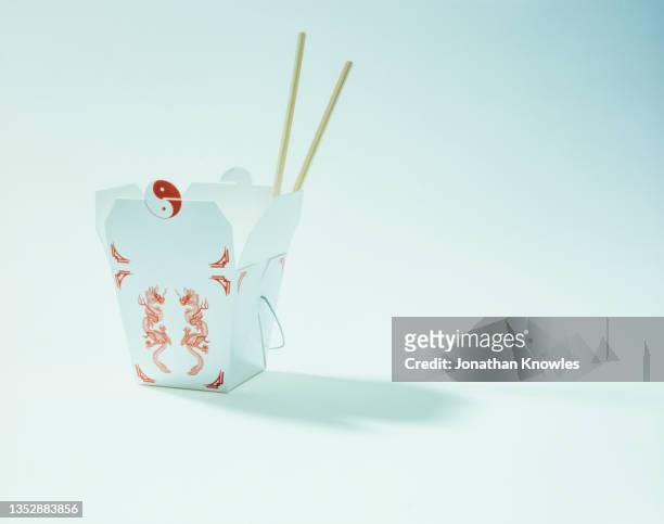 chinese takeout carton and chopsticks - chinese takeout stock pictures, royalty-free photos & images