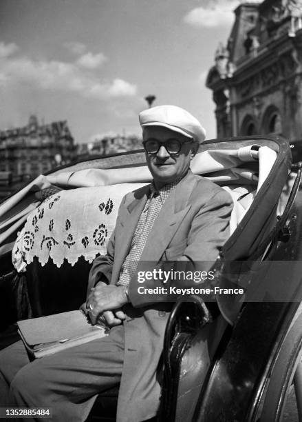 Portrait de Julien Duvivier lors du tournage du film 'Sous le ciel de Paris', en août 1950.