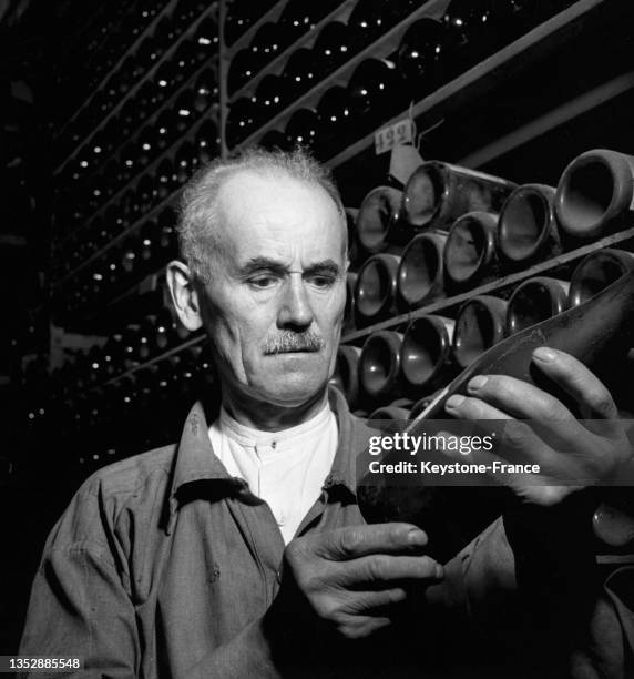 Sommelier dans la cave à vin du restaurant 'La Tour d'Argent', en septembre 1950, à Paris.