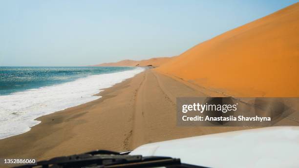 fahren sie den sand der namib-wüste mit einem 4x4-auto an einem sonnigen tag - walvis bay stock-fotos und bilder