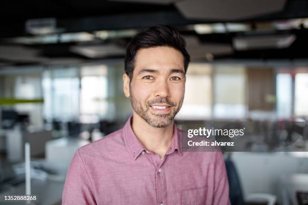 nahaufnahme eines japanischen reifen geschäftsmannes im büro - männer portrait gesicht close up stock-fotos und bilder