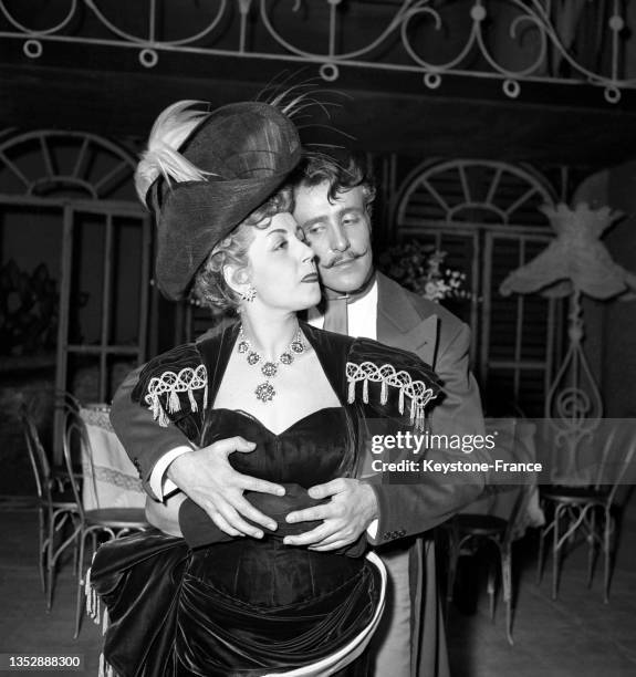 Suzy Delair et Jean Bretonnière sur scène pour une répétition de la pièce 'Feu d'artifice' au théâtre Marigny, le 16 mars 1952, à Paris.