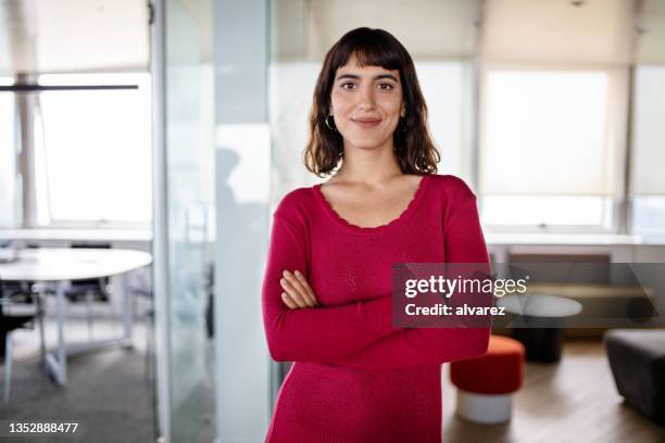 retrato en primer plano de una mujer de negocios segura de sí misma en el trabajo - mujer 30 años fotografías e imágenes de stock