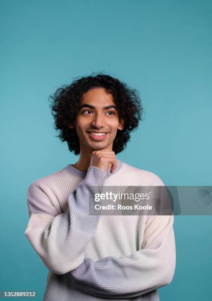 portrait of a young man - thinking student photos et images de collection