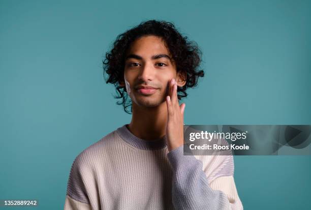 portrait of a young man - irritation cutanée photos et images de collection