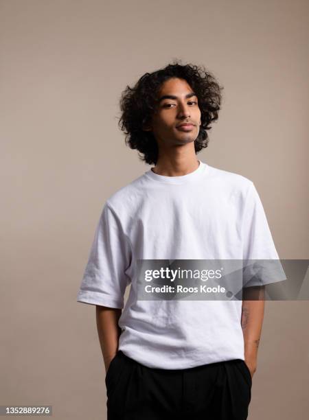 portrait of a young man - camisa blanca fotografías e imágenes de stock