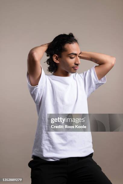 portrait of a young man - model tshirt stockfoto's en -beelden