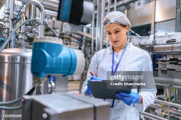 female engineer working on maintenance in bottling plant - hair net stock pictures, royalty-free photos & images