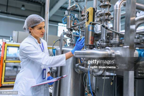 ingeniera trabajando en el mantenimiento de la planta embotelladora - produce fotografías e imágenes de stock