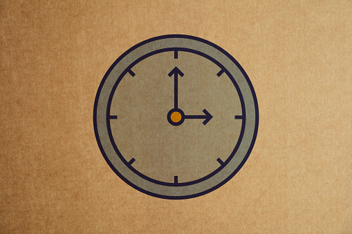 Cardboard box with clock face 이미지 (1352893115) - 게티이미지뱅크