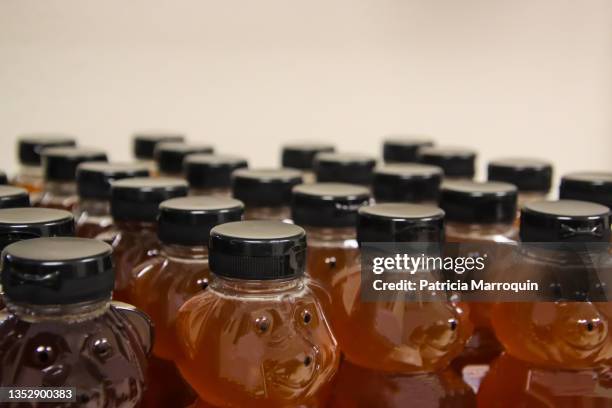 honey bear bottles - beer bottle stockfoto's en -beelden