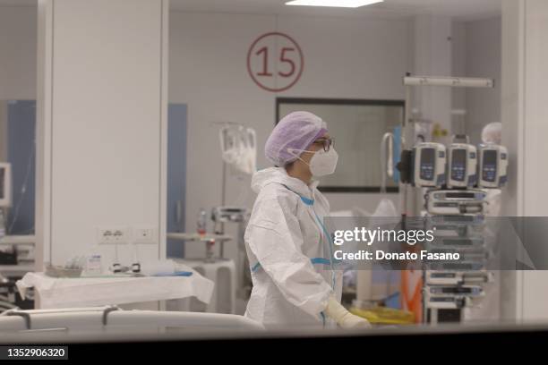 Nurses at work in the intensive care wards to assist Covid-19 patients, in the new ward, set up in the Fiera del Levante, on November 12, 2021 in...