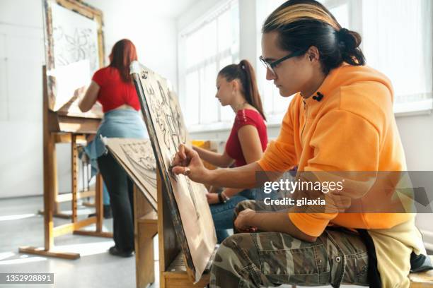 clase de arte de la escuela secundaria - art and craft equipment fotografías e imágenes de stock