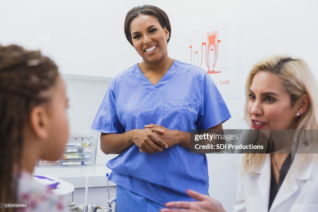 Dentistas pediátricos habla sobre la salud dental de las niñas