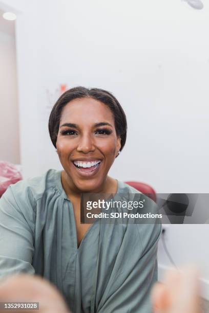魅力的な女性は、歯科予約後の笑顔のショー - female exhibitionist ストックフォトと画像