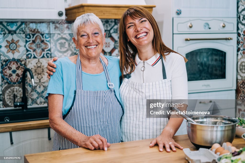 Madre y su hija haciendo comida casera en la cocina.