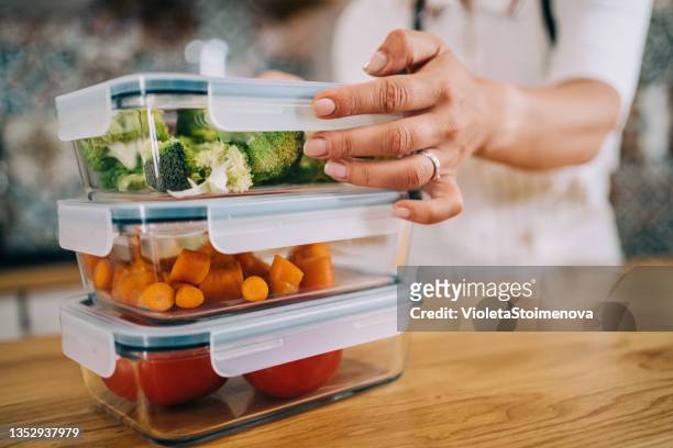 vegetable storage. - freezing hands stockfoto's en -beelden