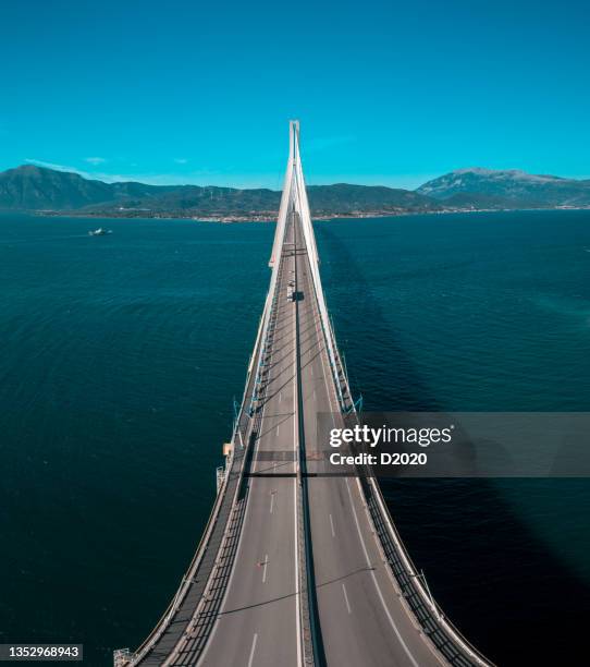 aerial panoramic photo of the multi-span cable-stayed bridge crossing the gulf of corinth between rio on the peloponnese peninsula and antirrio on mainland greece - ships bridge 個照片及圖片檔